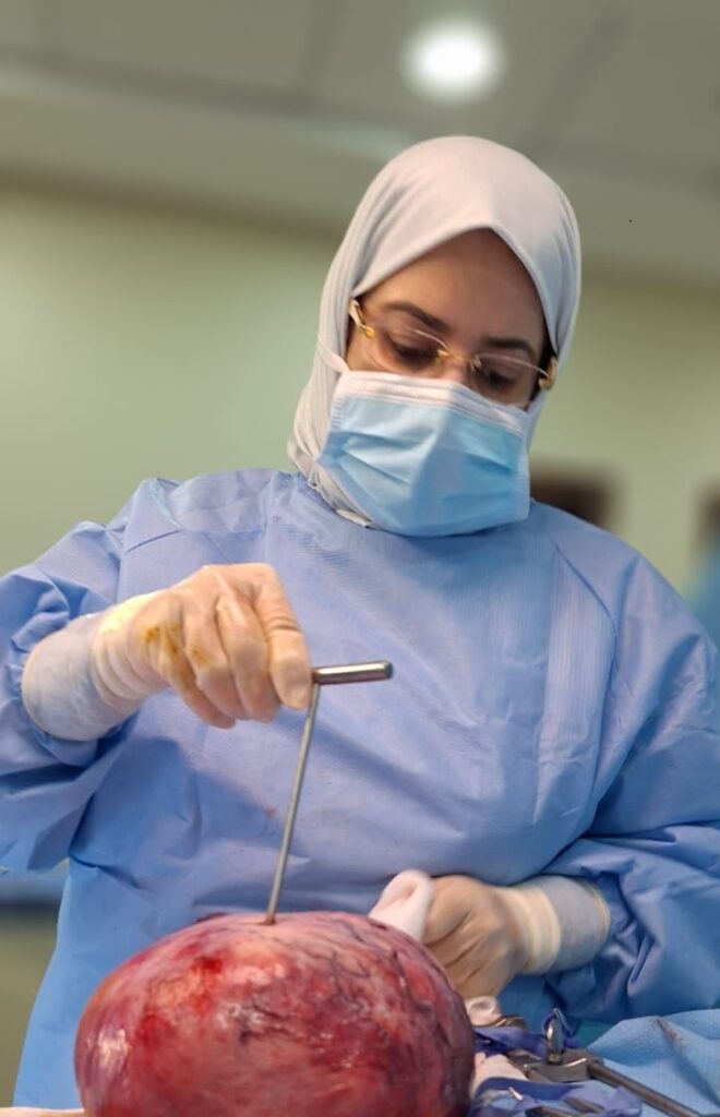 نجاح عملية استئصال أورام ليفية في الرحم بالمنظار، يمنح الأمل إلى امرأة في مقتبل العشرينات من العمر​